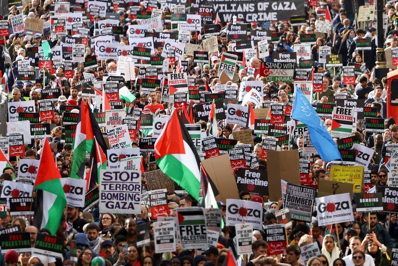 Demonstran pro-Palestina melakaukan unjuk rasa di London, Inggris, Sabtu (21/10/2023). (REUTERS/Hannah McKay)