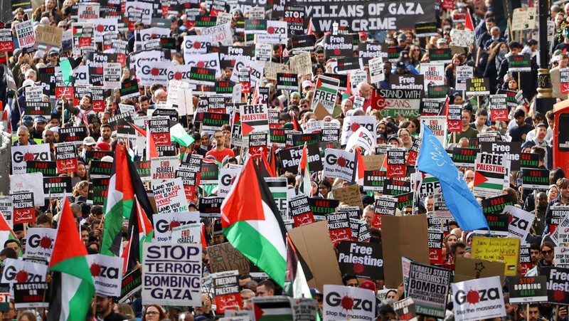 Demonstran pro-Palestina melakaukan unjuk rasa di London, Inggris, Sabtu (21/10/2023). (REUTERS/Hannah McKay)
