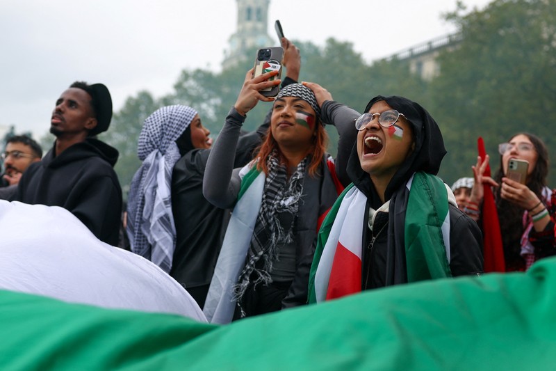 Demonstran pro-Palestina melakaukan unjuk rasa di London, Inggris, Sabtu (21/10/2023). (REUTERS/Hannah McKay)