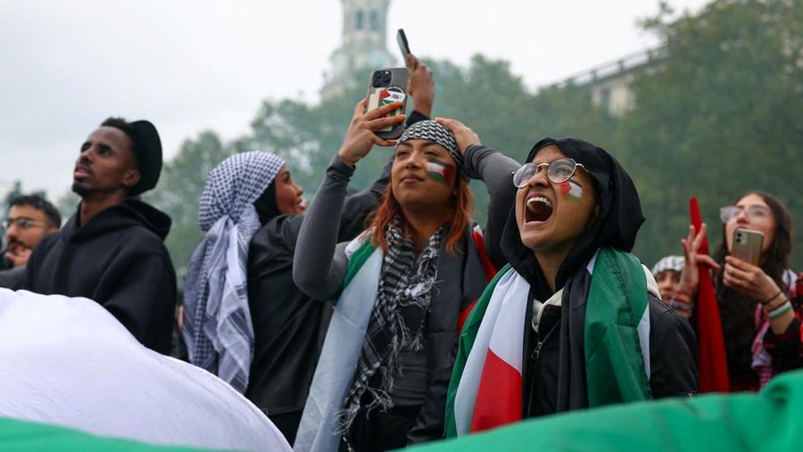 Demonstran pro-Palestina melakaukan unjuk rasa di London, Inggris, Sabtu (21/10/2023). (REUTERS/Hannah McKay)