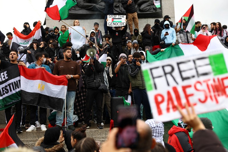 Demonstran pro-Palestina melakaukan unjuk rasa di London, Inggris, Sabtu (21/10/2023). (REUTERS/Hannah McKay)