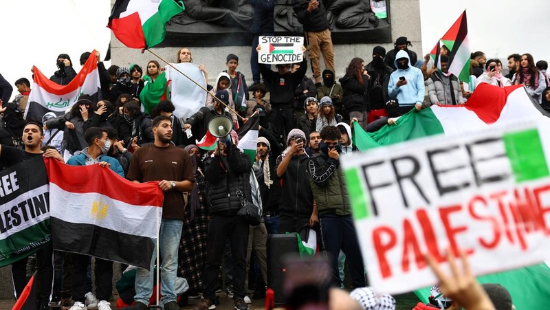 Demonstran pro-Palestina melakaukan unjuk rasa di London, Inggris, Sabtu (21/10/2023). (REUTERS/Hannah McKay)