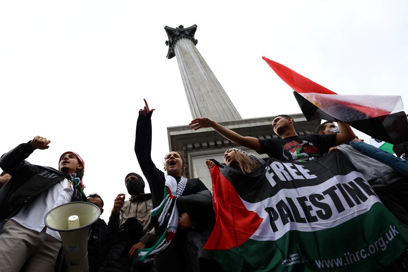 Demonstran pro-Palestina melakaukan unjuk rasa di London, Inggris, Sabtu (21/10/2023). (REUTERS/Hannah McKay)