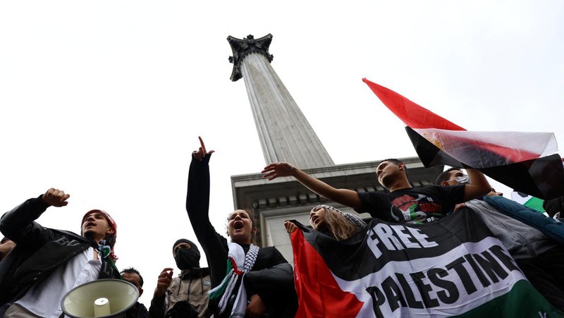 Demonstran pro-Palestina melakaukan unjuk rasa di London, Inggris, Sabtu (21/10/2023). (REUTERS/Hannah McKay)