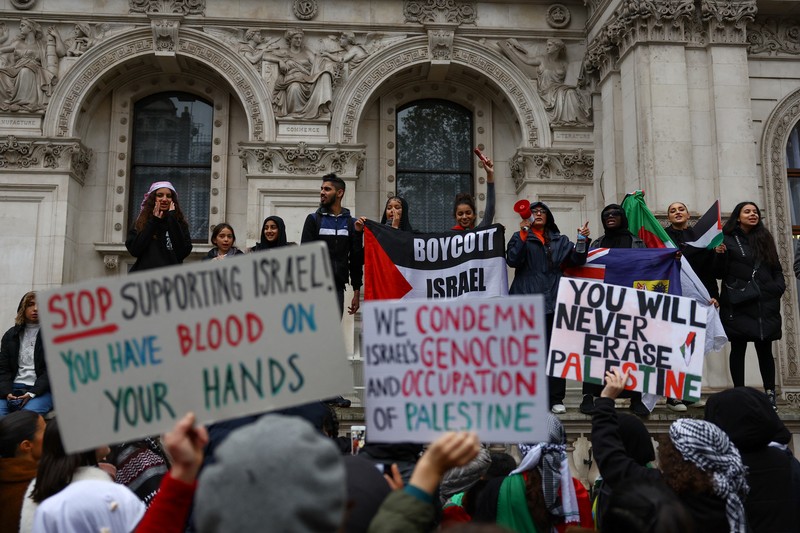 Demonstran pro-Palestina melakaukan unjuk rasa di London, Inggris, Sabtu (21/10/2023). (REUTERS/Hannah McKay)