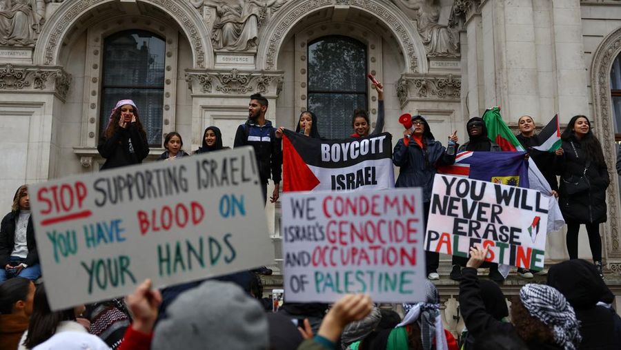 Demonstran pro-Palestina melakaukan unjuk rasa di London, Inggris, Sabtu (21/10/2023). (REUTERS/Hannah McKay)
