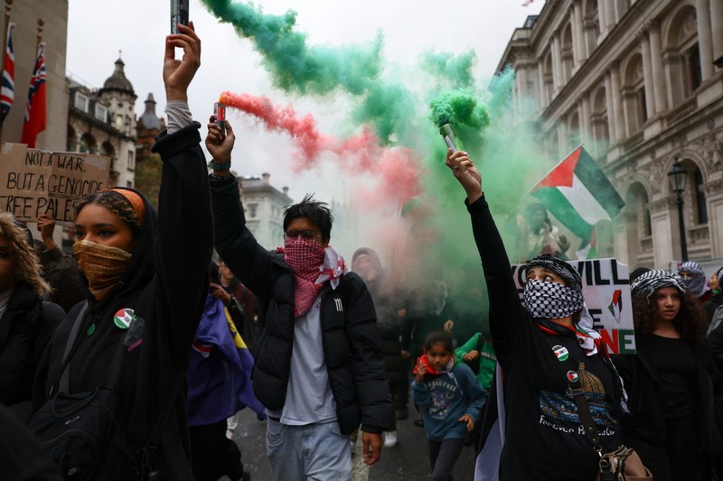 Demonstran pro-Palestina melakaukan unjuk rasa di London, Inggris, Sabtu (21/10/2023). (REUTERS/Hannah McKay)