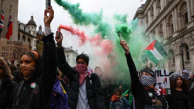 Demonstran pro-Palestina melakaukan unjuk rasa di London, Inggris, Sabtu (21/10/2023). (REUTERS/Hannah McKay)