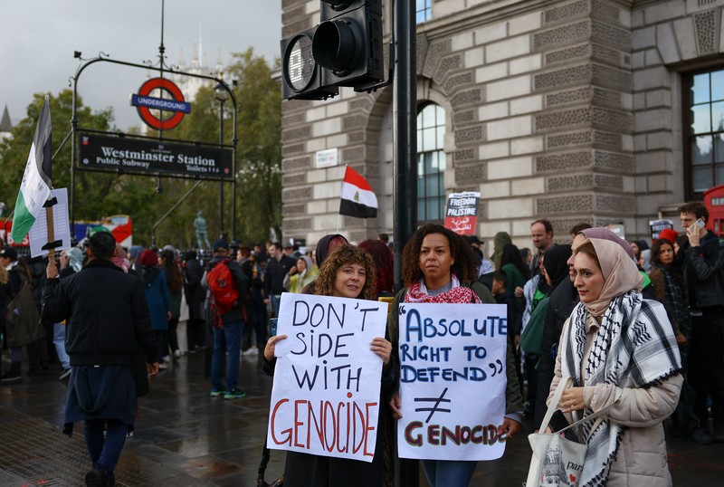 Demonstran pro-Palestina melakaukan unjuk rasa di London, Inggris, Sabtu (21/10/2023). (REUTERS/Hannah McKay)