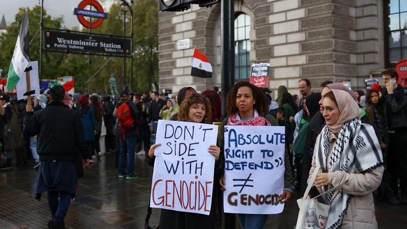 Demonstran pro-Palestina melakaukan unjuk rasa di London, Inggris, Sabtu (21/10/2023). (REUTERS/Hannah McKay)