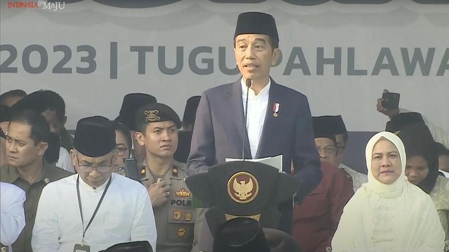 Presiden Joko Widodo memberikan sambutan pada Hari Santri 2023 di Surabaya, Minggu (22/10/2023).