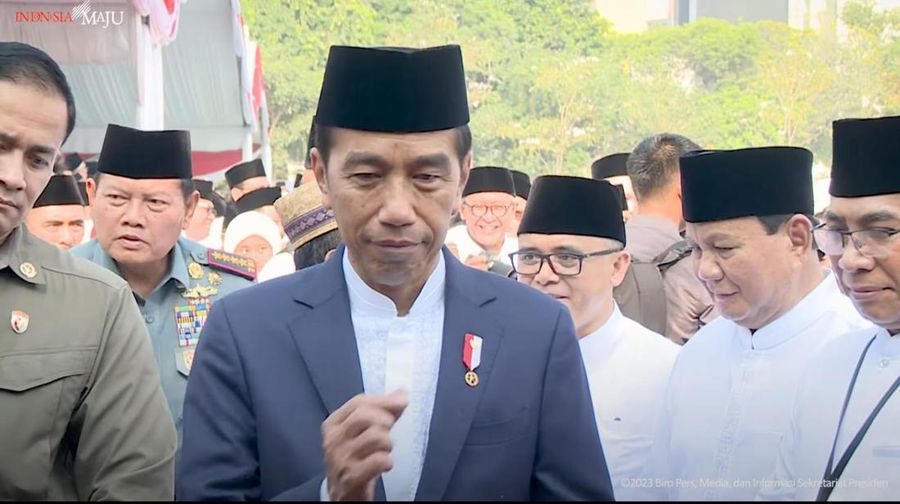 Jokowi menjawab pertanyaan wartawan saat menghadiri peringatan Hari Santri 2023 di Surabaya, Minggu (22/10/2023).