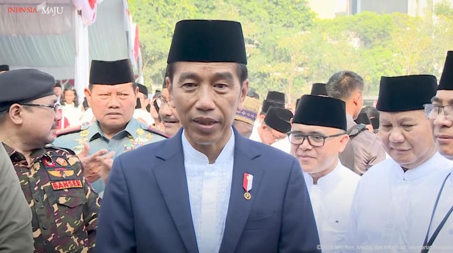 Jokowi menjawab pertanyaan wartawan saat menghadiri peringatan Hari Santri 2023 di Surabaya, Minggu (22/10/2023).