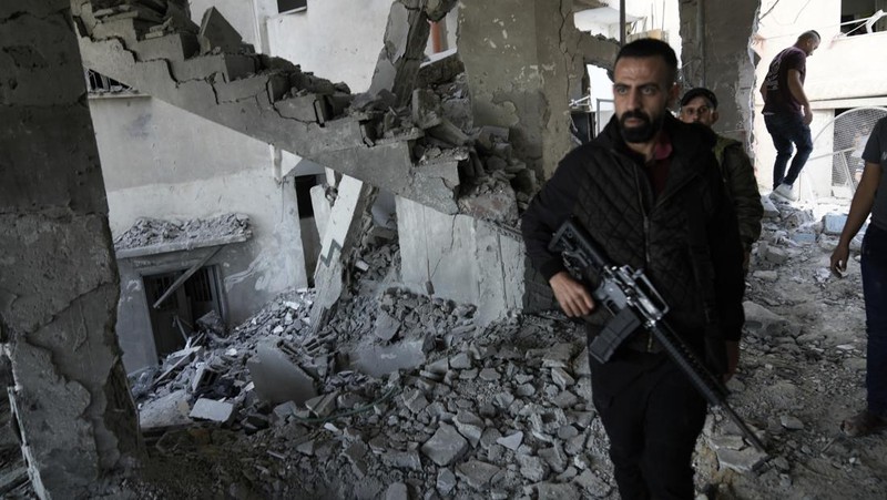 Kondsi Masjid Al Ansar yang rusak akibat hantaman rudal Israel di kamp pengungsi Jenin, Tepi Barat, Minggu (22/10/2023). (AP Photo/Majdi Mohammed)
