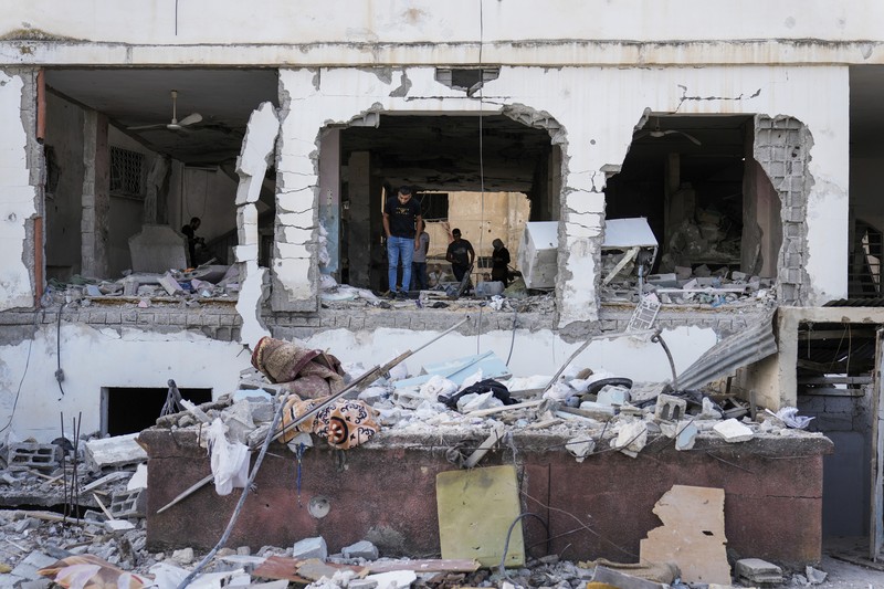 Kondsi Masjid Al Ansar yang rusak akibat hantaman rudal Israel di kamp pengungsi Jenin, Tepi Barat, Minggu (22/10/2023). (AP Photo/Majdi Mohammed)