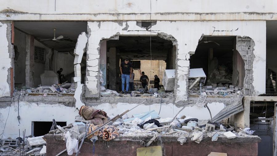 Kondsi Masjid Al Ansar yang rusak akibat hantaman rudal Israel di kamp pengungsi Jenin, Tepi Barat, Minggu (22/10/2023). (AP Photo/Majdi Mohammed)