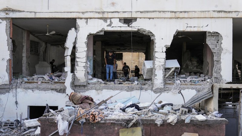 Kondsi Masjid Al Ansar yang rusak akibat hantaman rudal Israel di kamp pengungsi Jenin, Tepi Barat, Minggu (22/10/2023). (AP Photo/Majdi Mohammed)