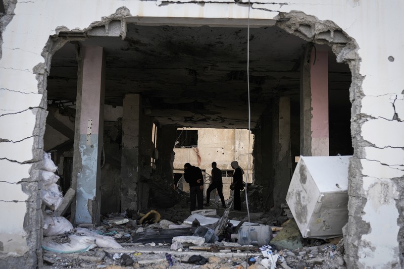 Kondsi Masjid Al Ansar yang rusak akibat hantaman rudal Israel di kamp pengungsi Jenin, Tepi Barat, Minggu (22/10/2023). (AP Photo/Majdi Mohammed)