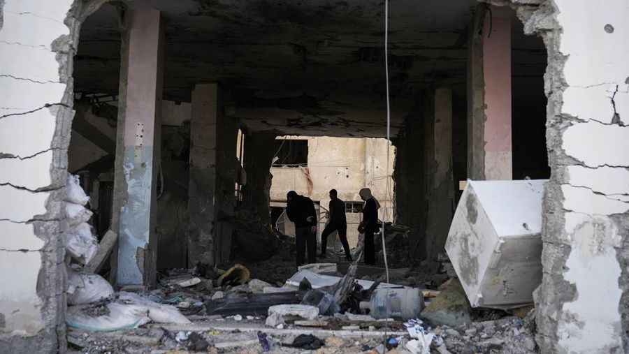 Kondsi Masjid Al Ansar yang rusak akibat hantaman rudal Israel di kamp pengungsi Jenin, Tepi Barat, Minggu (22/10/2023). (AP Photo/Majdi Mohammed)
