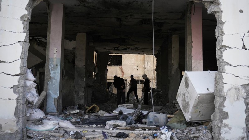 Kondsi Masjid Al Ansar yang rusak akibat hantaman rudal Israel di kamp pengungsi Jenin, Tepi Barat, Minggu (22/10/2023). (AP Photo/Majdi Mohammed)