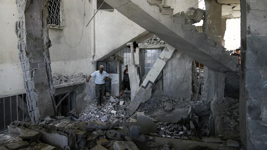 Kondsi Masjid Al Ansar yang rusak akibat hantaman rudal Israel di kamp pengungsi Jenin, Tepi Barat, Minggu (22/10/2023). (AP Photo/Majdi Mohammed)