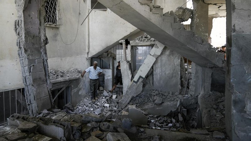 Kondsi Masjid Al Ansar yang rusak akibat hantaman rudal Israel di kamp pengungsi Jenin, Tepi Barat, Minggu (22/10/2023). (AP Photo/Majdi Mohammed)