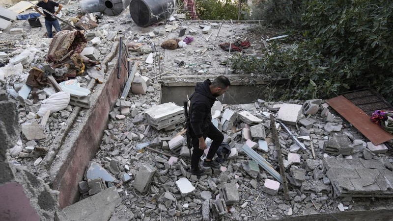 Kondsi Masjid Al Ansar yang rusak akibat hantaman rudal Israel di kamp pengungsi Jenin, Tepi Barat, Minggu (22/10/2023). (AP Photo/Majdi Mohammed)