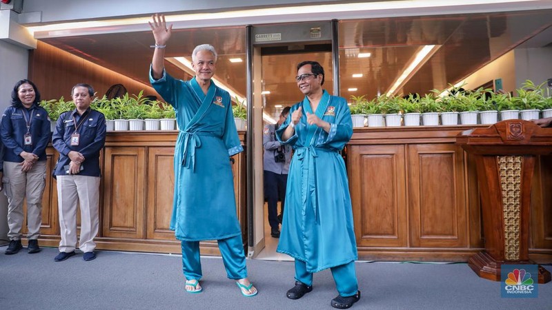 Pasangan bakal capres-cawapres Ganjar Pranowo dan Mahfud MD bersiap untuk menjalani pemeriksaan di RSPAD Gatot Soebroto, Jakarta, Minggu (22/10/2023).