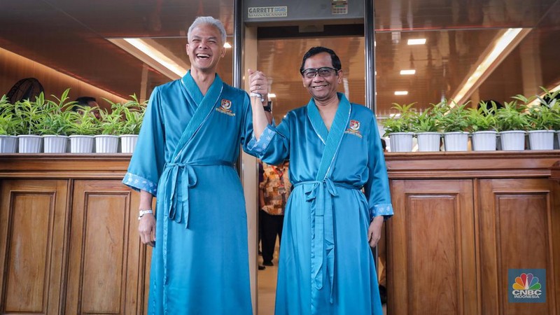 Pasangan bakal capres-cawapres Ganjar Pranowo dan Mahfud MD bersiap untuk menjalani pemeriksaan di RSPAD Gatot Soebroto, Jakarta, Minggu (22/10/2023).