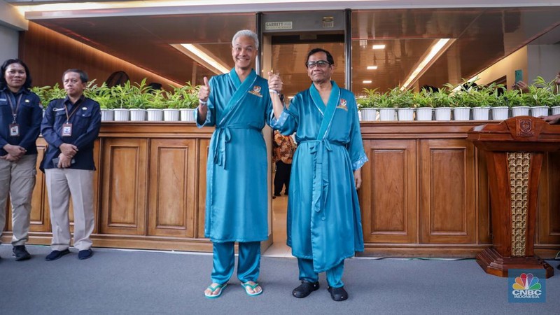 Pasangan bakal capres-cawapres Ganjar Pranowo dan Mahfud MD bersiap untuk menjalani pemeriksaan di RSPAD Gatot Soebroto, Jakarta, Minggu (22/10/2023).