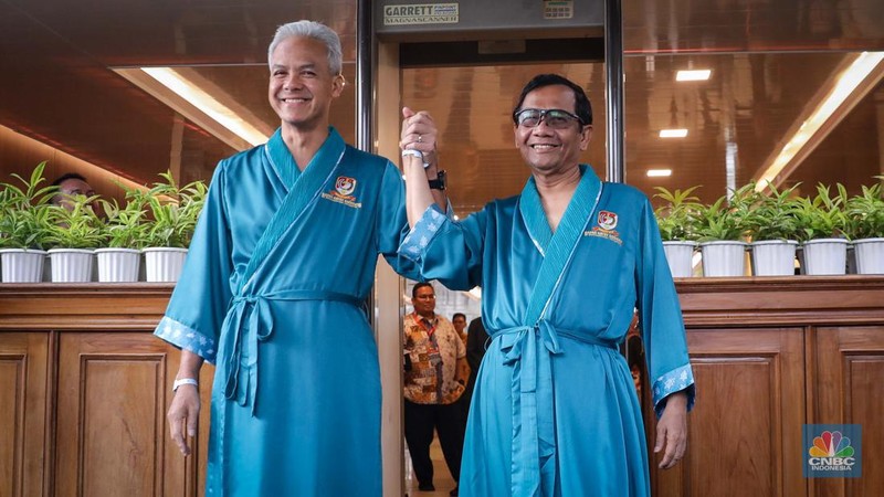 Pasangan bakal capres-cawapres Ganjar Pranowo dan Mahfud MD bersiap untuk menjalani pemeriksaan di RSPAD Gatot Soebroto, Jakarta, Minggu (22/10/2023).