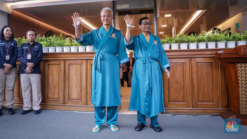 Pasangan bakal capres-cawapres Ganjar Pranowo dan Mahfud MD bersiap untuk menjalani pemeriksaan di RSPAD Gatot Soebroto, Jakarta, Minggu (22/10/2023).