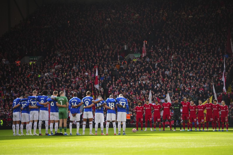 Penonton mengibarkan bendera Palestina saat berlangsungnya Derby Merseyside anatar Liverpool melawan di Stadion Anfield, kota Liverpool, Inggris, Sabtu (21/10/2023). (REUTERS/CARL RECINE) Penonton mengibarkan bendera Palestina saat berlangsungnya Derby Merseyside anatar Liverpool melawan di Stadion Anfield, kota Liverpool, Inggris, Sabtu (21/10/2023). (REUTERS/CARL RECINE)