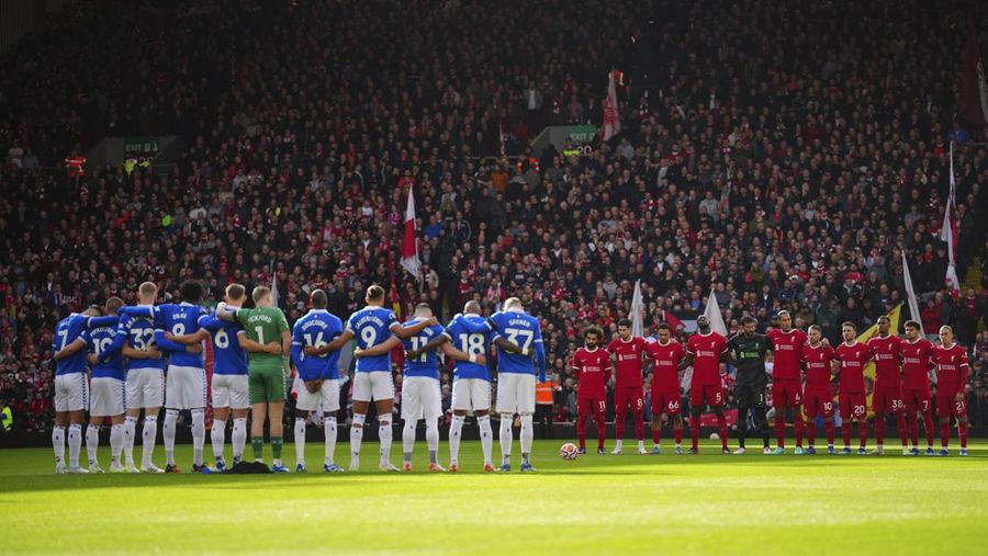 Penonton mengibarkan bendera Palestina saat berlangsungnya Derby Merseyside anatar Liverpool melawan di Stadion Anfield, kota Liverpool, Inggris, Sabtu (21/10/2023). (REUTERS/CARL RECINE)