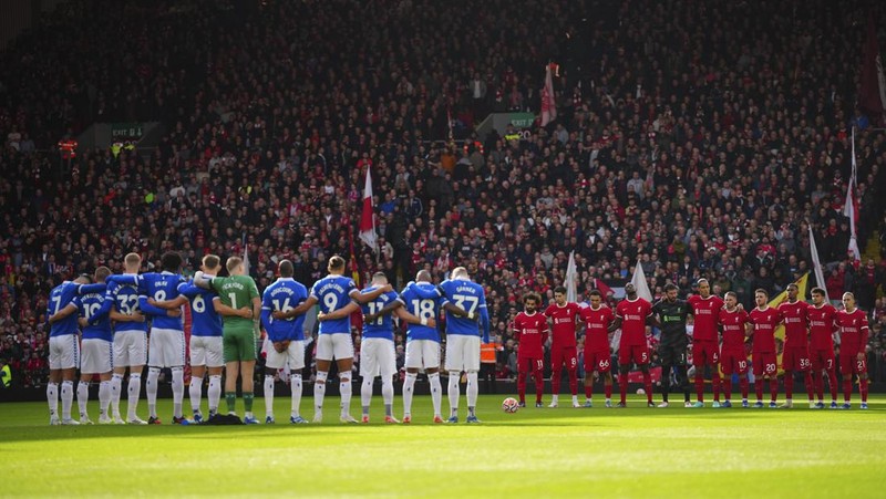 Penonton mengibarkan bendera Palestina saat berlangsungnya Derby Merseyside anatar Liverpool melawan di Stadion Anfield, kota Liverpool, Inggris, Sabtu (21/10/2023). (REUTERS/CARL RECINE)