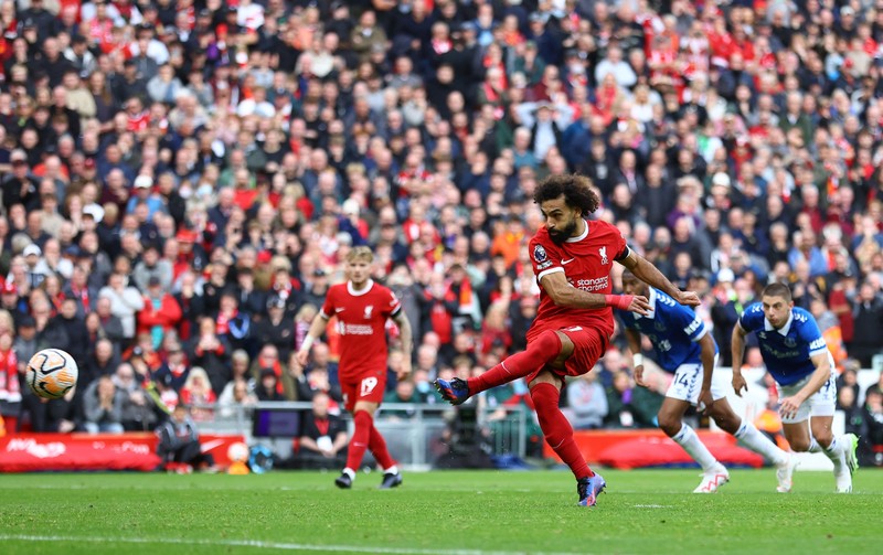 Penonton mengibarkan bendera Palestina saat berlangsungnya Derby Merseyside anatar Liverpool melawan di Stadion Anfield, kota Liverpool, Inggris, Sabtu (21/10/2023). (REUTERS/CARL RECINE) Penonton mengibarkan bendera Palestina saat berlangsungnya Derby Merseyside anatar Liverpool melawan di Stadion Anfield, kota Liverpool, Inggris, Sabtu (21/10/2023). (REUTERS/CARL RECINE)