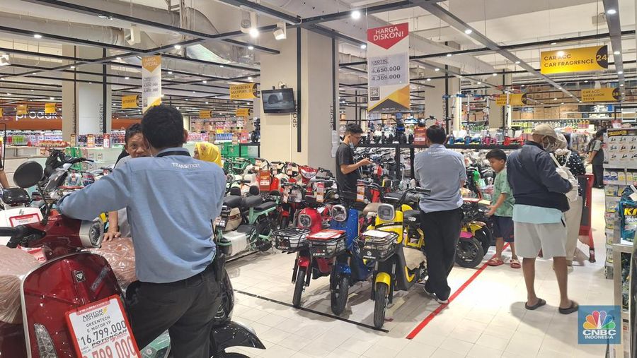 Pengunjung melihat sepeda listrik yang dijual saat berlangsungnya Full Day Sale di Transmart Kota Kasablanka, Jakarta, MInggu (22/10/2023). (CNBC Indonesia/Khoirul Anam)