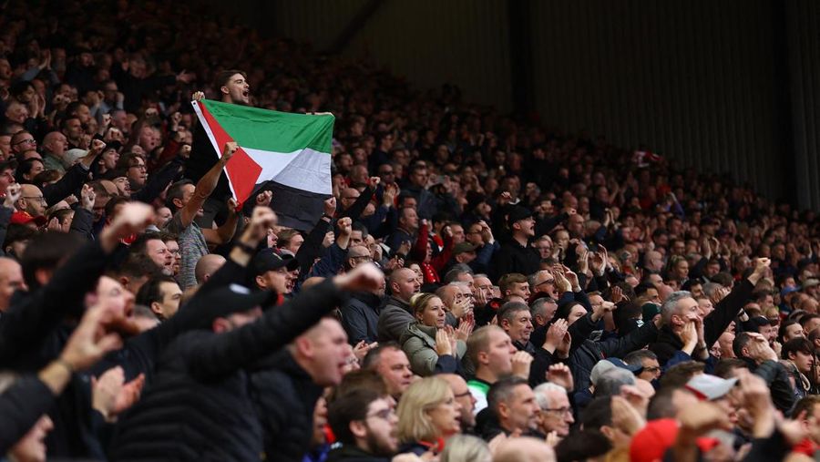 Penonton mengibarkan bendera Palestina saat berlangsungnya Derby Merseyside anatar Liverpool melawan di Stadion Anfield, kota Liverpool, Inggris, Sabtu (21/10/2023). (REUTERS/CARL RECINE)