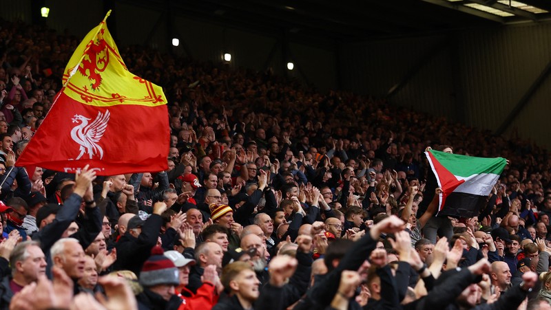 Penonton mengibarkan bendera Palestina saat berlangsungnya Derby Merseyside anatar Liverpool melawan di Stadion Anfield, kota Liverpool, Inggris, Sabtu (21/10/2023). (REUTERS/CARL RECINE) Penonton mengibarkan bendera Palestina saat berlangsungnya Derby Merseyside anatar Liverpool melawan di Stadion Anfield, kota Liverpool, Inggris, Sabtu (21/10/2023). (REUTERS/CARL RECINE)