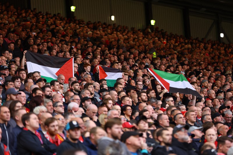 Penonton mengibarkan bendera Palestina saat berlangsungnya Derby Merseyside anatar Liverpool melawan di Stadion Anfield, kota Liverpool, Inggris, Sabtu (21/10/2023). (REUTERS/CARL RECINE)