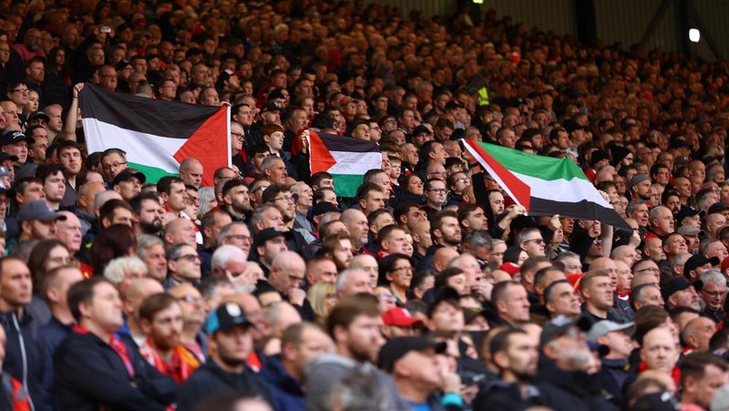 Penonton mengibarkan bendera Palestina saat berlangsungnya Derby Merseyside anatar Liverpool melawan di Stadion Anfield, kota Liverpool, Inggris, Sabtu (21/10/2023). (REUTERS/CARL RECINE)