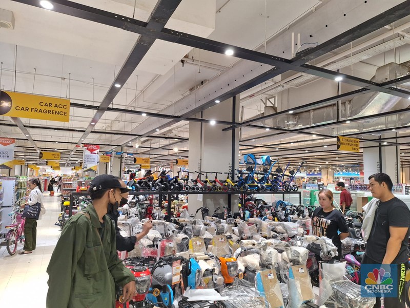 Suasana saat berlangsungya Full Day Sale di Transmart Kota Kasablank, Jakarta, MInggu (22/10/2023). (CNBC Indonesia/Khoirul Anam)