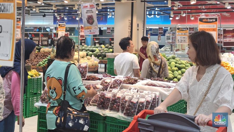 Suasana saat berlangsungya Full Day Sale di Transmart Kota Kasablank, Jakarta, MInggu (22/10/2023). (CNBC Indonesia/Khoirul Anam)
