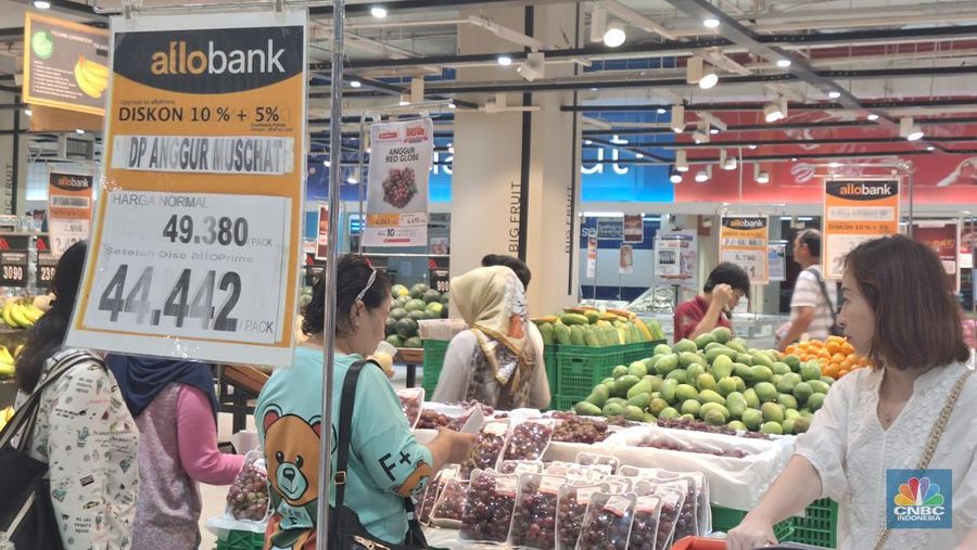 Suasana saat berlangsungya Full Day Sale di Transmart Kota Kasablank, Jakarta, MInggu (22/10/2023). (CNBC Indonesia/Khoirul Anam)