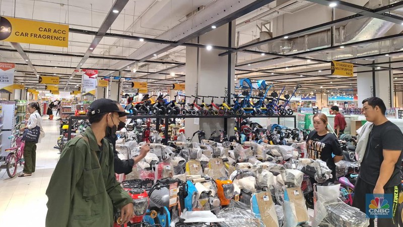 Suasana saat berlangsungya Full Day Sale di Transmart Kota Kasablank, Jakarta, MInggu (22/10/2023). (CNBC Indonesia/Khoirul Anam)