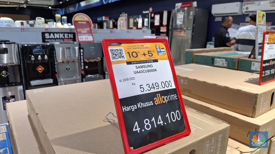 Suasana saat berlangsungya Full Day Sale di Transmart Kota Kasablank, Jakarta, MInggu (22/10/2023). (CNBC Indonesia/Khoirul Anam)