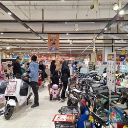 Potret Pengunjung Mulai Serbu Diskon Transmart Full Day Sale