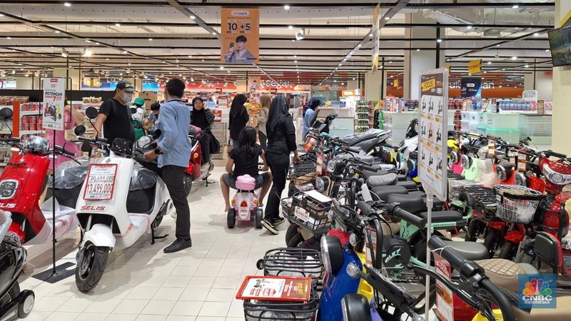 Suasana saat berlangsungya Full Day Sale di Transmart Kota Kasablank, Jakarta, MInggu (22/10/2023). (CNBC Indonesia/Khoirul Anam)