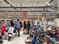 Potret Pengunjung Mulai Serbu Diskon Transmart Full Day Sale