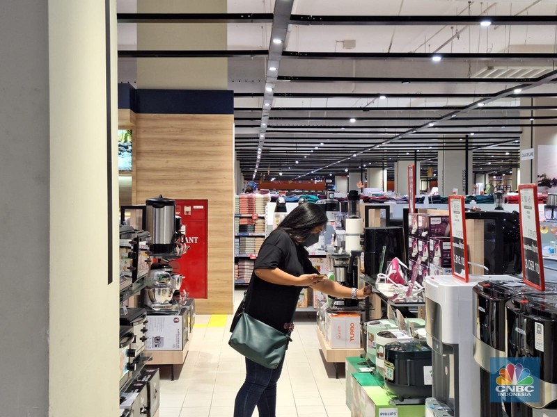 Suasana saat berlangsungya Full Day Sale di Transmart Kota Kasablank, Jakarta, MInggu (22/10/2023). (CNBC Indonesia/Khoirul Anam)
